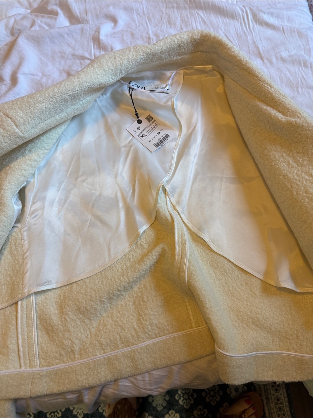 Zara Cream Bouclé Cropped Blazer with Gold Buttons - Picture 8 of 10